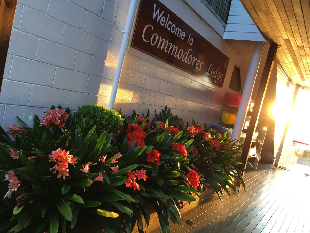 Commodores Lodge Russell Exterior photo